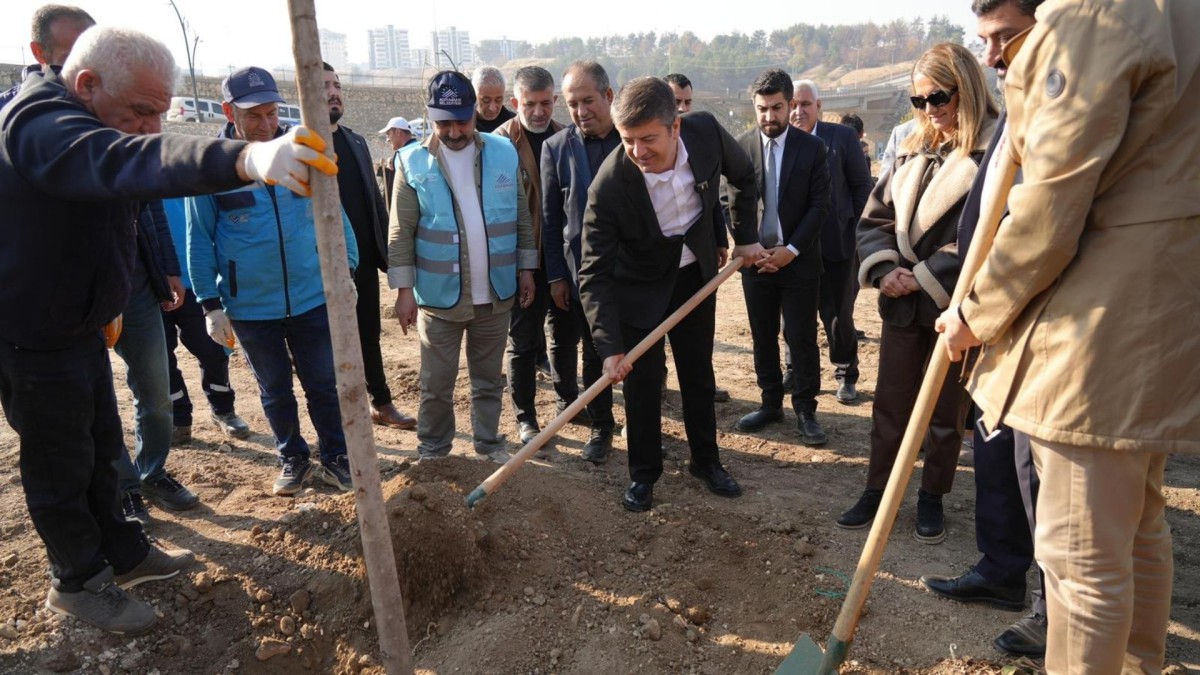 Adıyaman Belediyesi, Adıyaman’ın il oluşunun 71. yılında 71 fidanı toprakla buluşturdu  - Videolu Haber