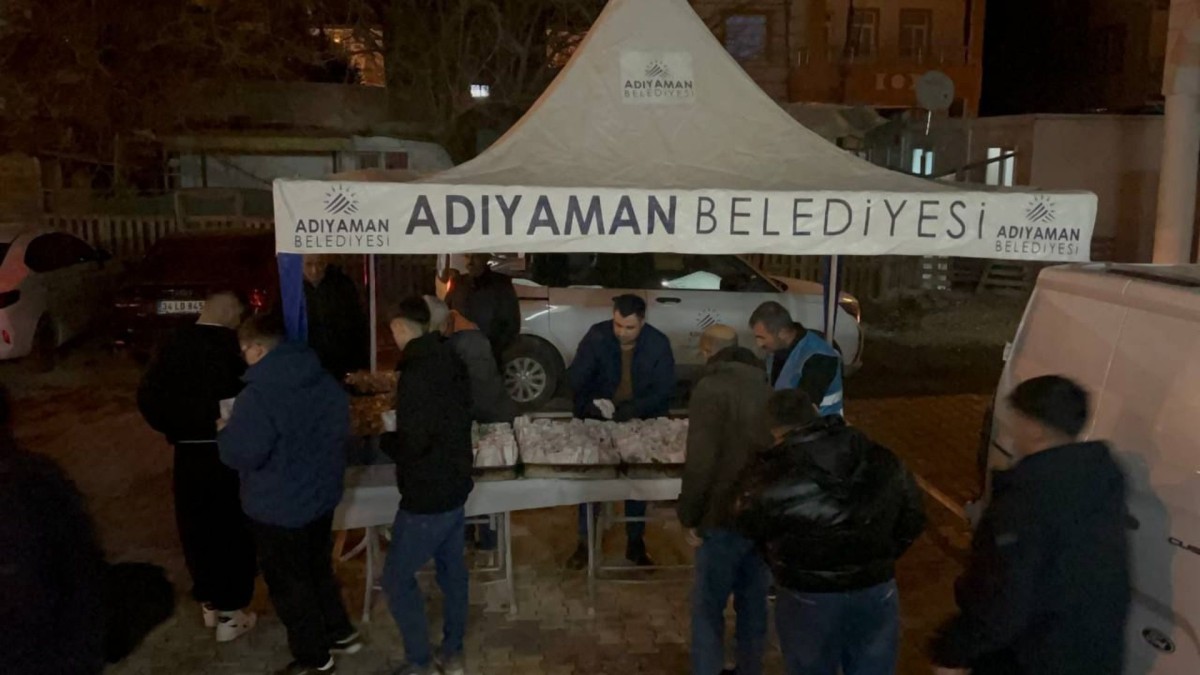 Adıyaman Belediyesi’nden Miraç Kandili’nde vatandaşlara kandil ikramı  - Videolu Haber