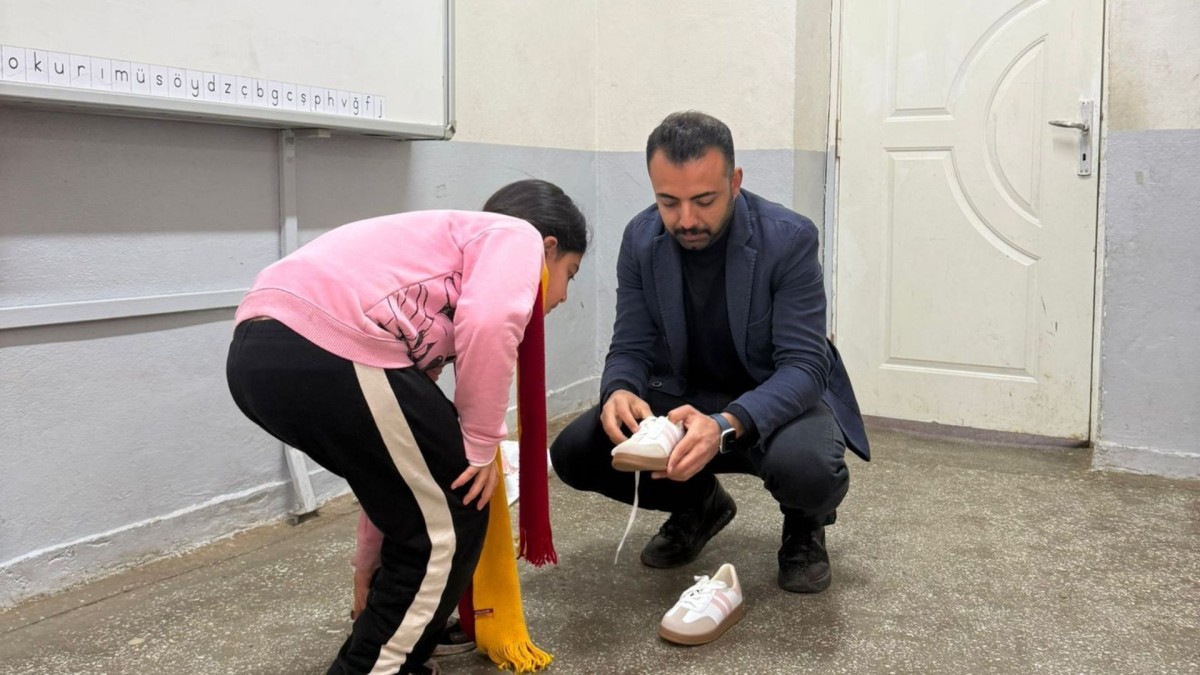 Adıyaman’da eğitimci Muhammet Özalp’ten öğrencilere anlamlı destek  - Videolu Haber