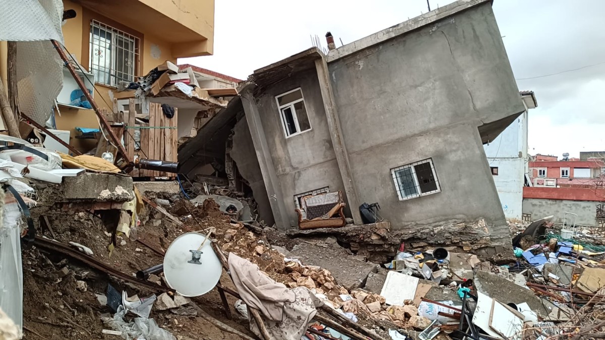 Adıyaman’da iki katlı bina çöktü, bitişikteki bina tahliye edildi  - Videolu Haber