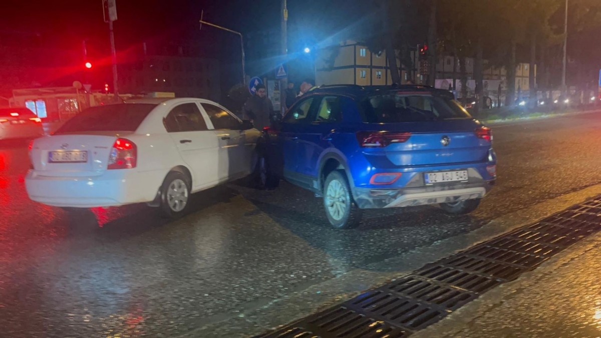 Adıyaman’da iki otomobil çarpıştı: Araçlar hasar gördü  - Videolu Haber