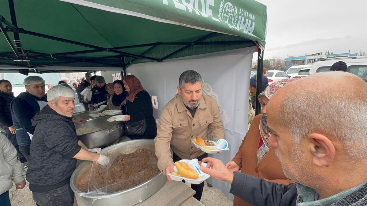 Adıyaman’da kuyumcu esnafı iş yerlerini kapattı, mezarlıkta 3 bin kişiye yemek dağıttı
