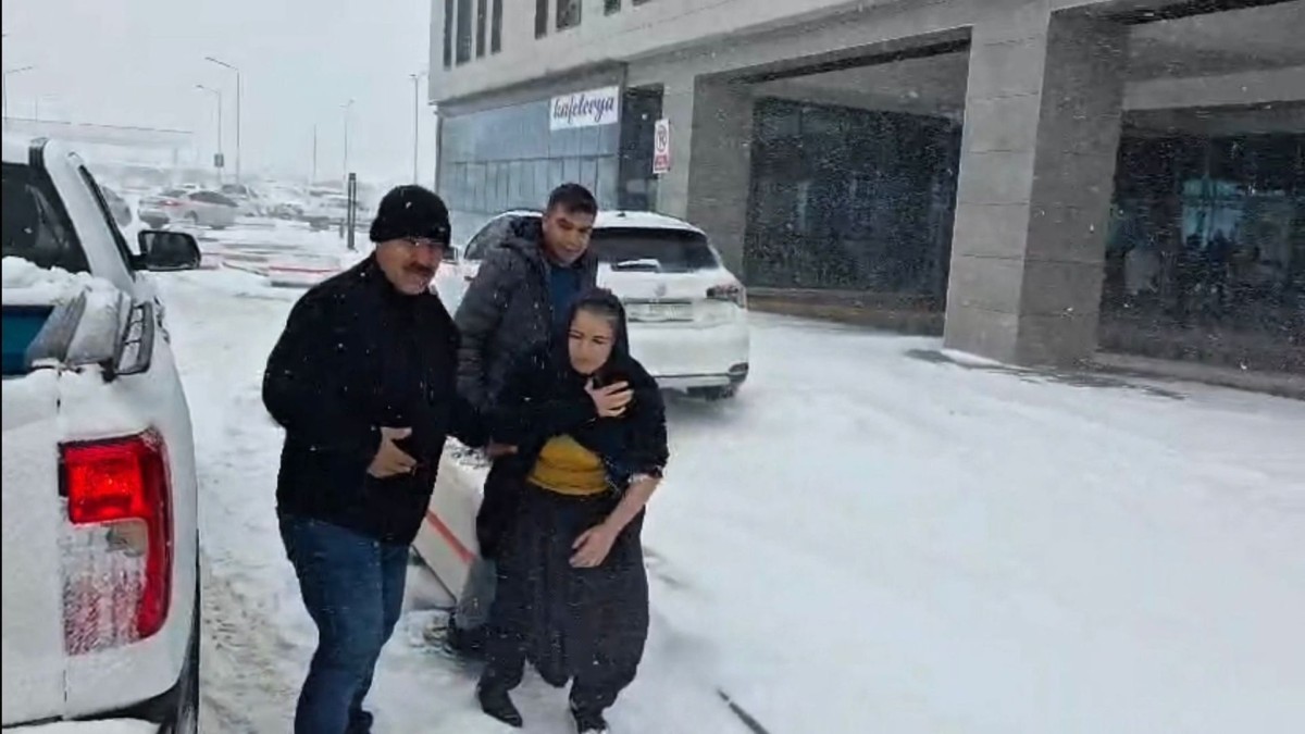 Adıyaman’da yoğun kar nedeniyle yolda kalan hastalar belediye ekiplerince kurtarıldı  - Videolu Haber