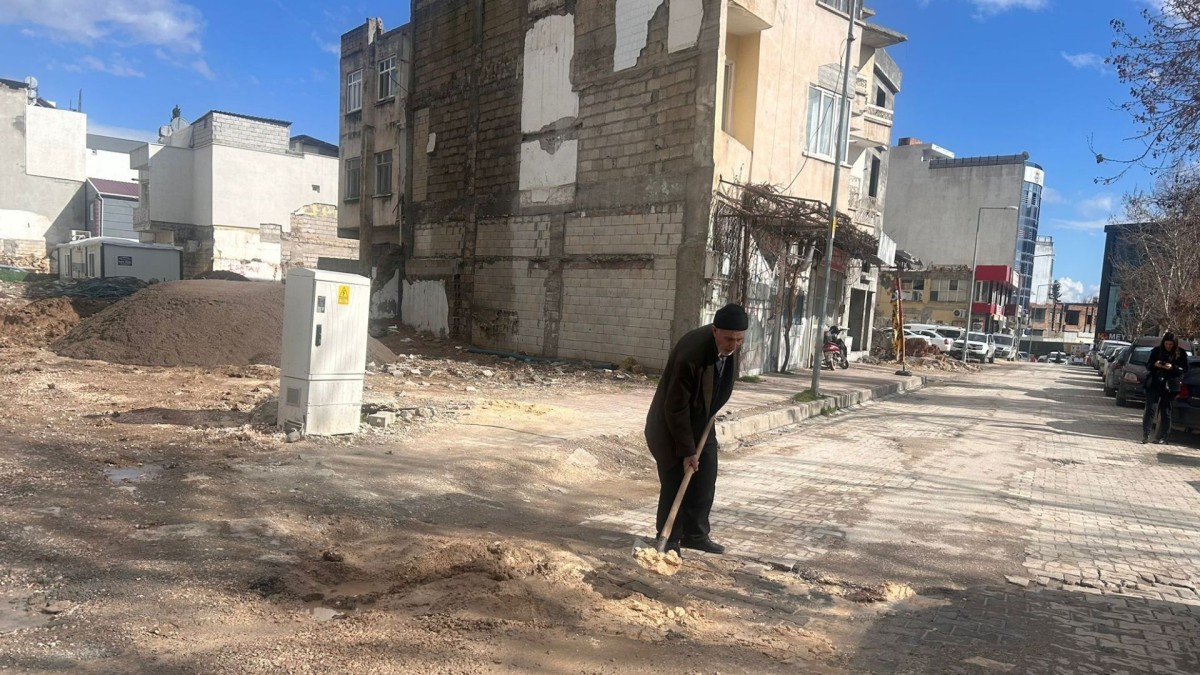 Adıyaman’da yol isyanı: Vatandaş küreği eline aldı  - Videolu Haber