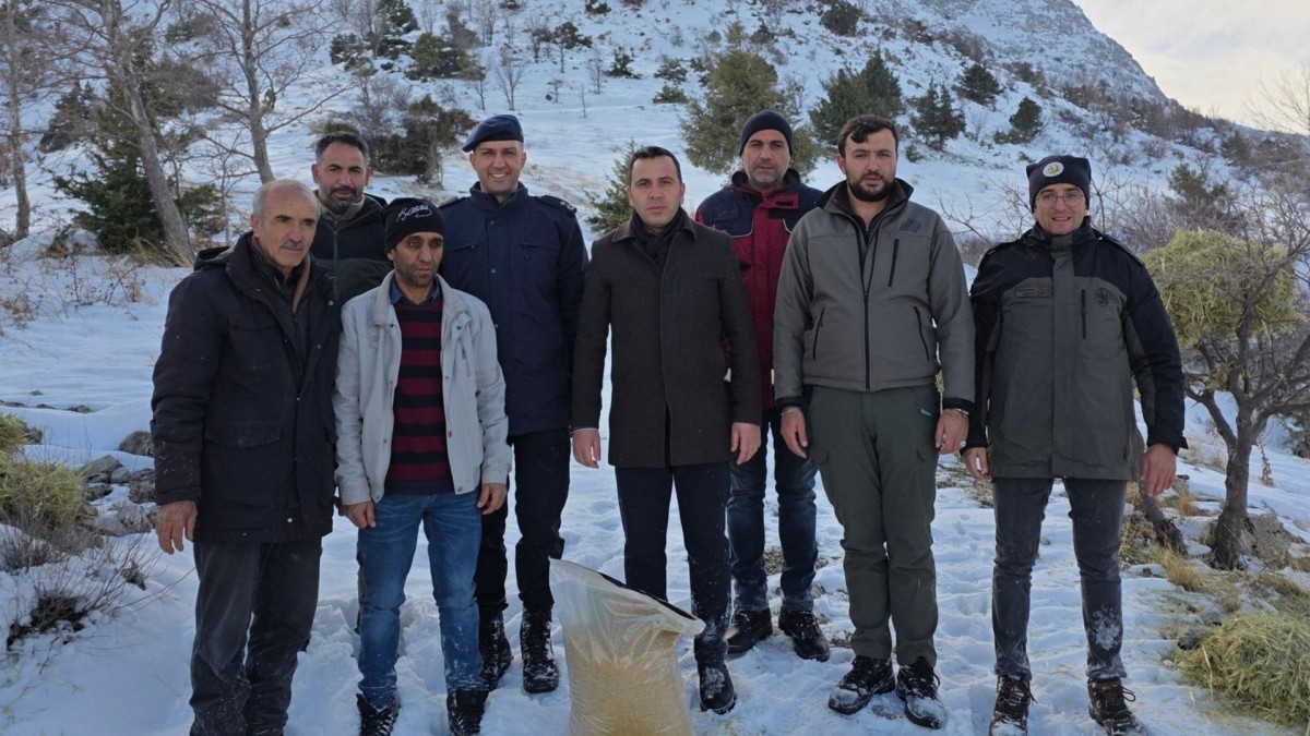 Adıyaman Gölbaşı’nda yaban hayvanları için doğaya yem bırakıldı