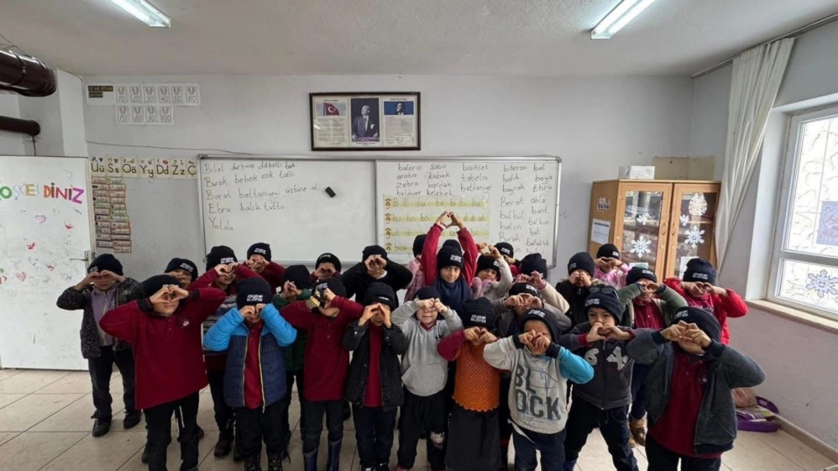 Adıyaman'ın İnlice beldesinde öğrencilere kışlık bot ve mont desteği