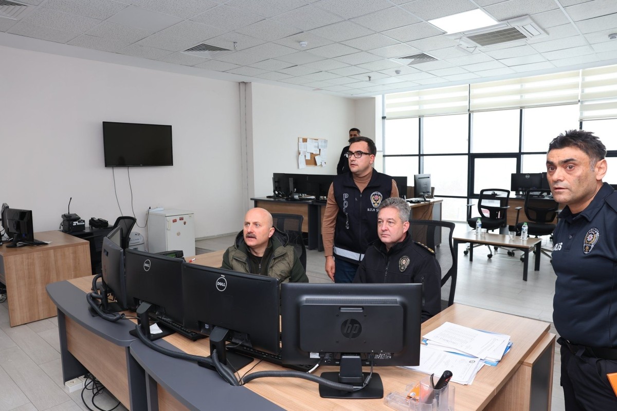 Adıyaman Valisi Osman Varol Emniyet Müdürlüğü'nde karla mücadele çalışmalarını takip etti