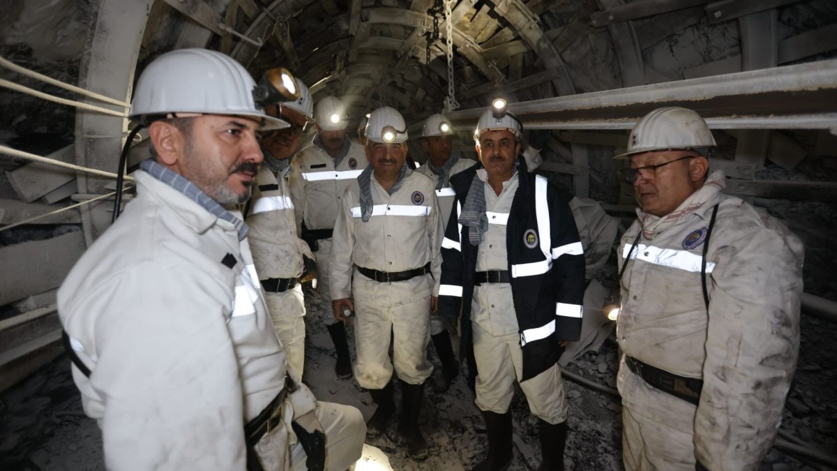 Bakan Yardımcısı Ahmet Aydın, Zonguldak’ta madencilerle yer altına indi