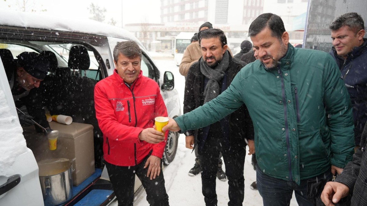 Başkan Tutdere’den kar yağışında vatandaşa sıcak çorba ikramı  - Videolu Haber