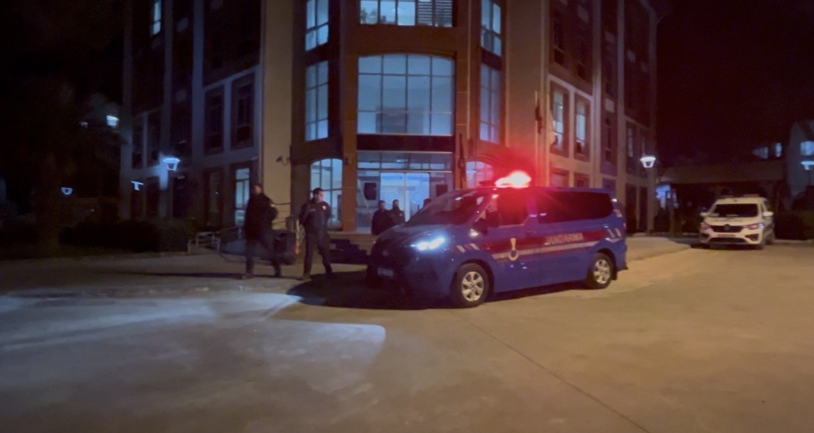 Bayındır’da 3 polisi yaralayan 4 şüpheli tutuklandı