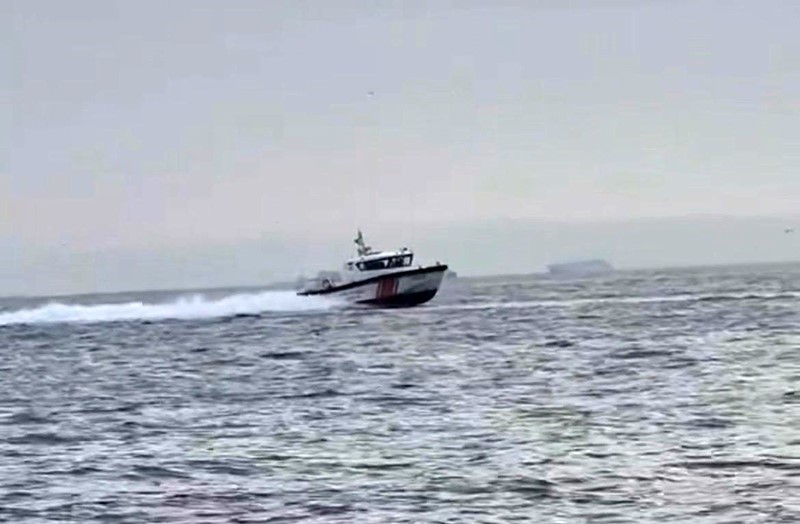 Çeşme açıklarında mülteci hareketliliği: Sahil Güvenlik mülteci botunu takip etti