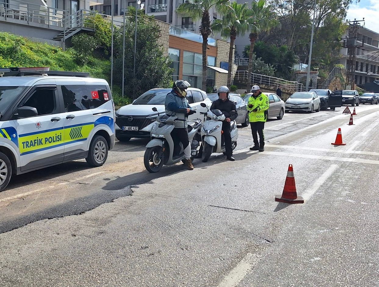 Çeşme’de motosiklet denetimleri: 700 sürücüye 3,5 milyon TL ceza