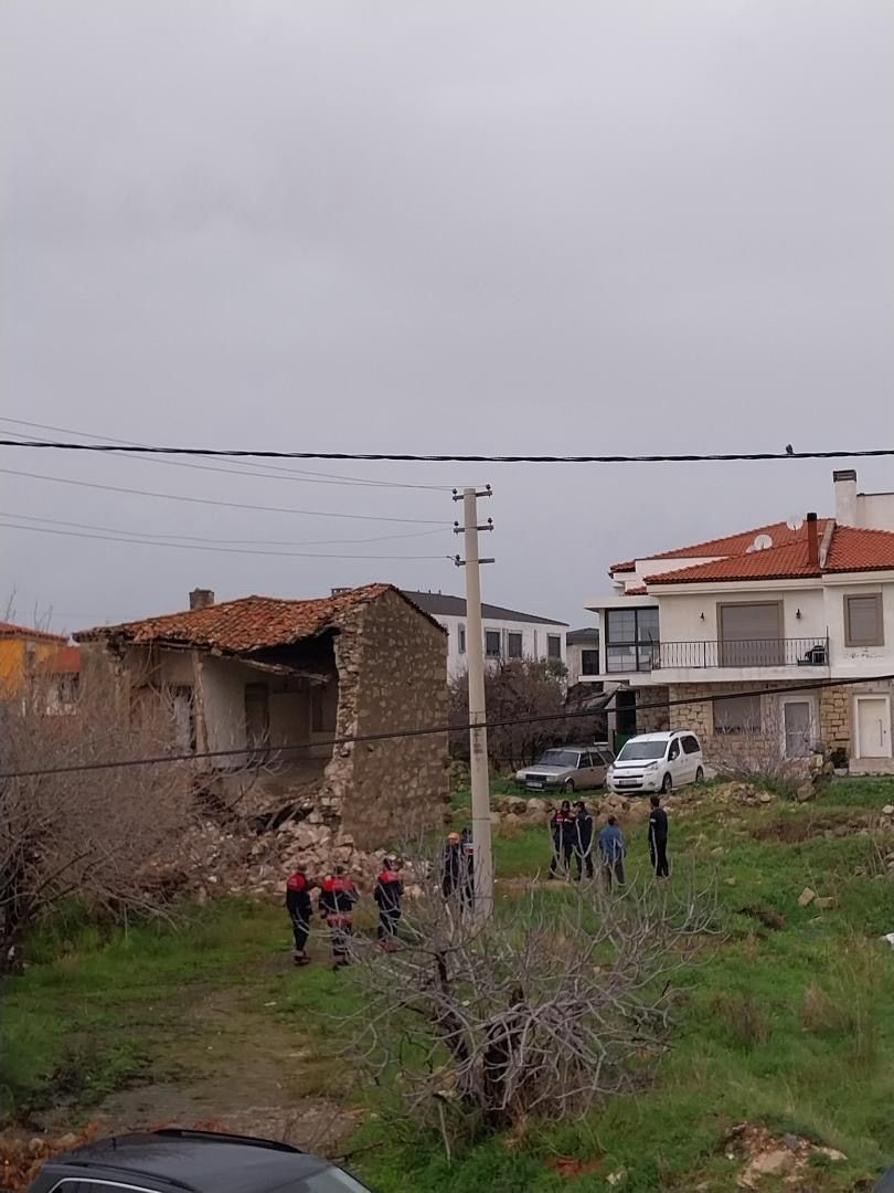 Çeşme’de sağanak yağış ve fırtına günlük yaşamı zorlaştırdı