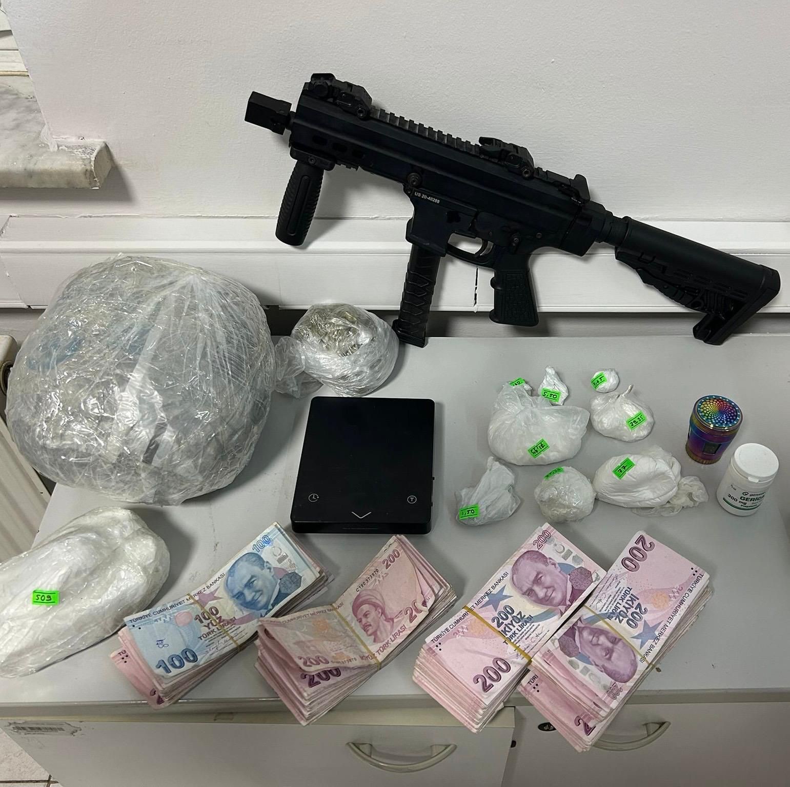 Cinayet zanlısı, hobi bahçesinde otomatik silah ve uyuşturucuyla yakalandı