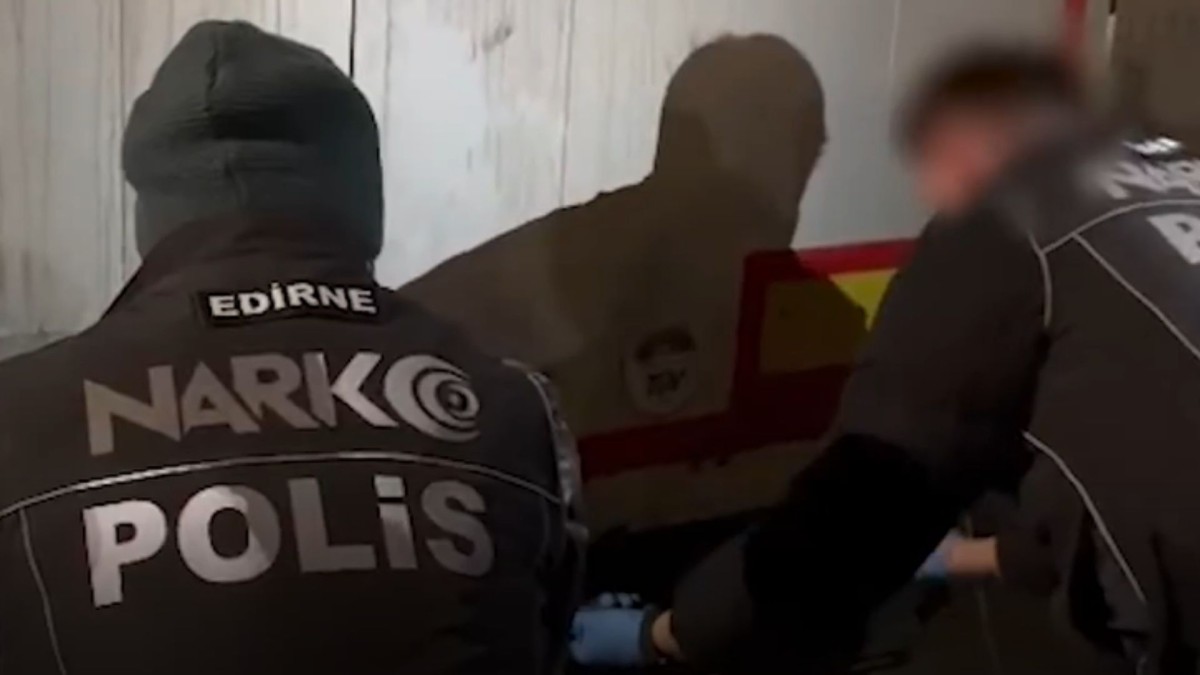 Edirne’de uluslararası uyuşturucu operasyonu: 220,7 kg kokain, 69 kg skunk ele geçirildi  - Videolu Haber