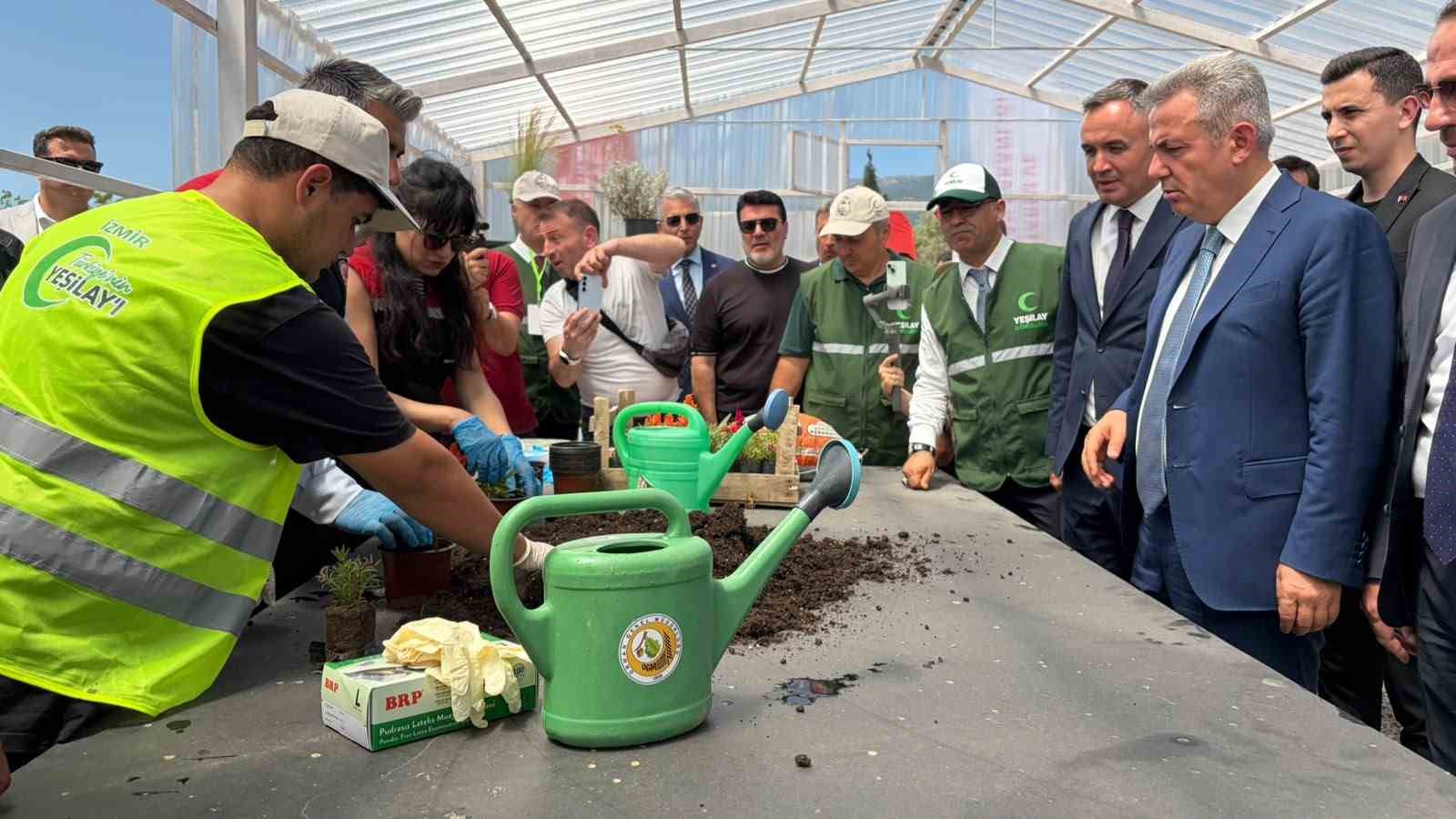 Ekrandan toprağa: İzmir’de gençler için ’Doğal Yaşam Köyü’ kuruldu