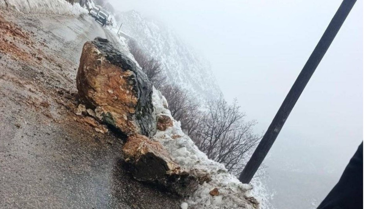 Gerger’de heyelan: Bahçeler yolu ulaşıma kapandı