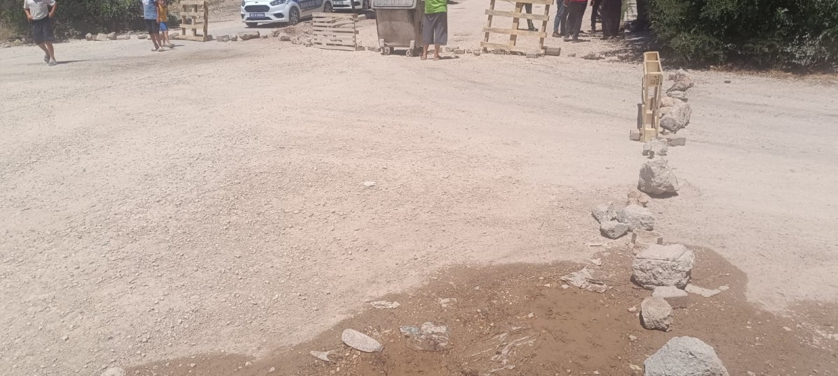 Gölbaşı’nda mahallelinin toz tepkisi:Yol taş ve sopalarla kapatıldı