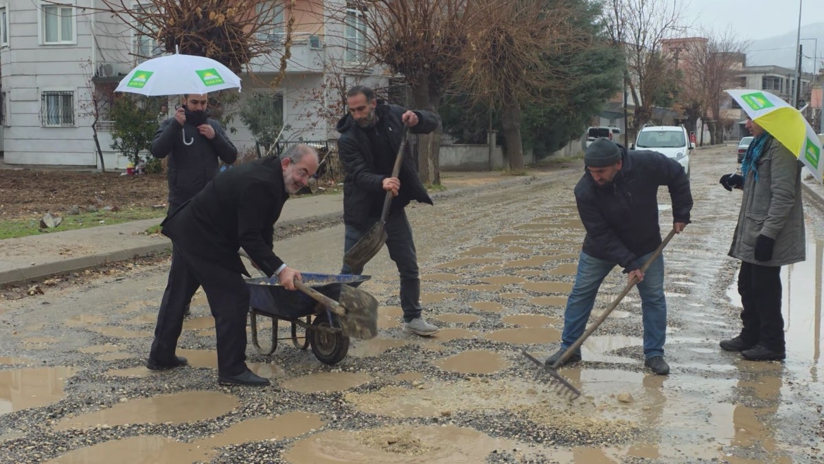 HÜDA PAR İl Başkanı: ‘Cafcaflı tanıtımlar yerine çukur, çamurlu sokaklar ve altyapı çözülsün’  - Videolu Haber