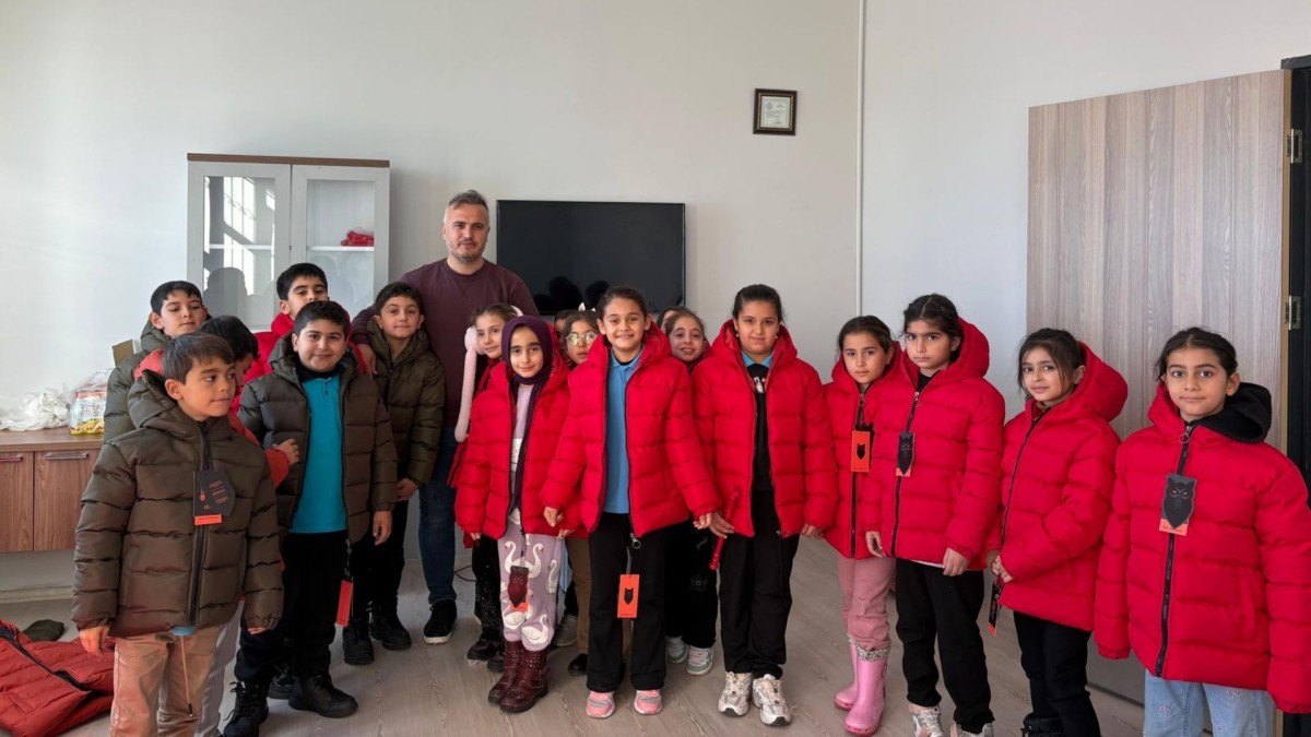 İstanbul’dan Kahta Sabri Orman İlkokulu öğrencilerine kışlık mont desteği