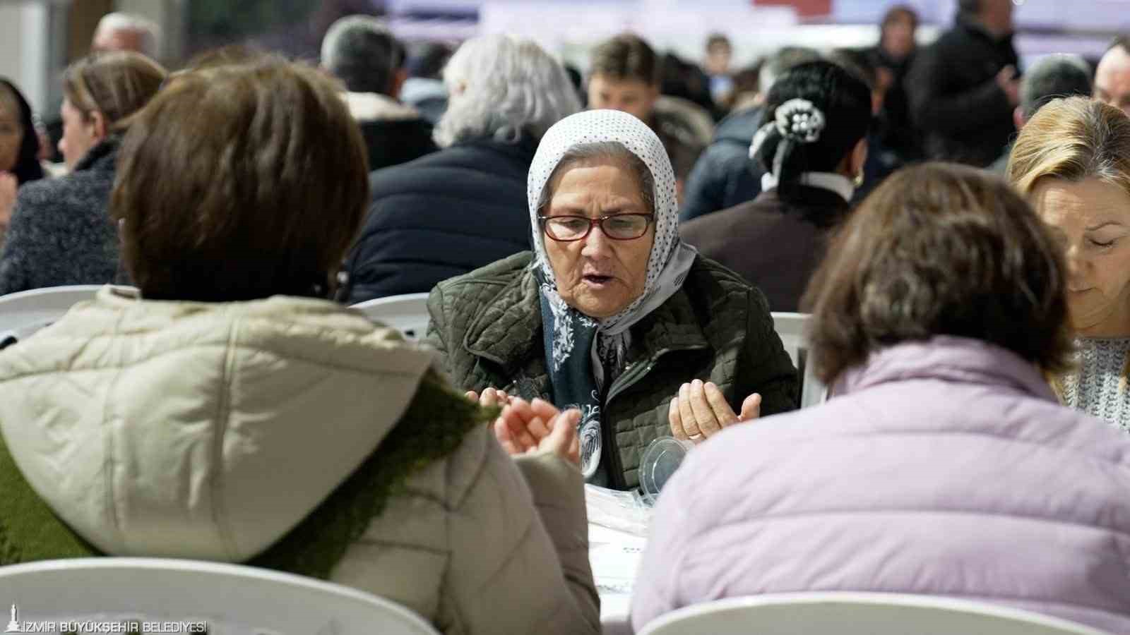 İzmir Büyükşehir ilk iftar sofrasını Gaziemir’de kurdu