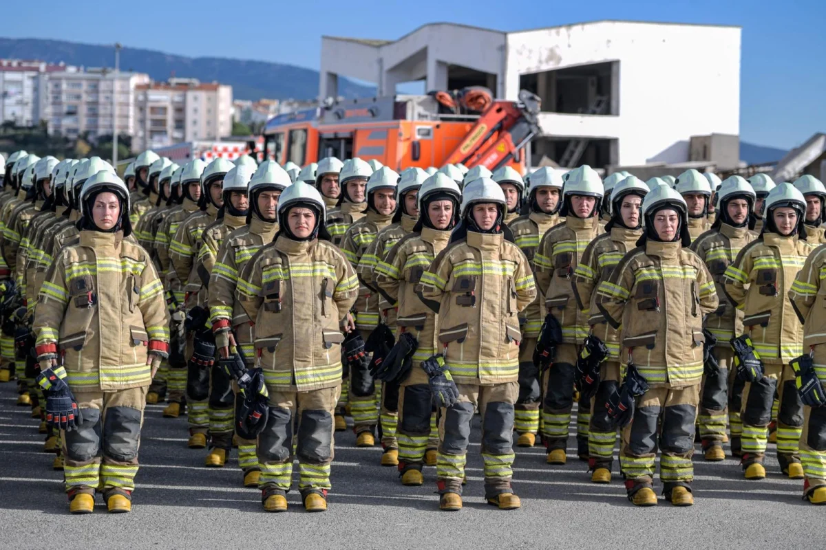 İzmir’de 139 yeni itfaiyeci göreve başladı