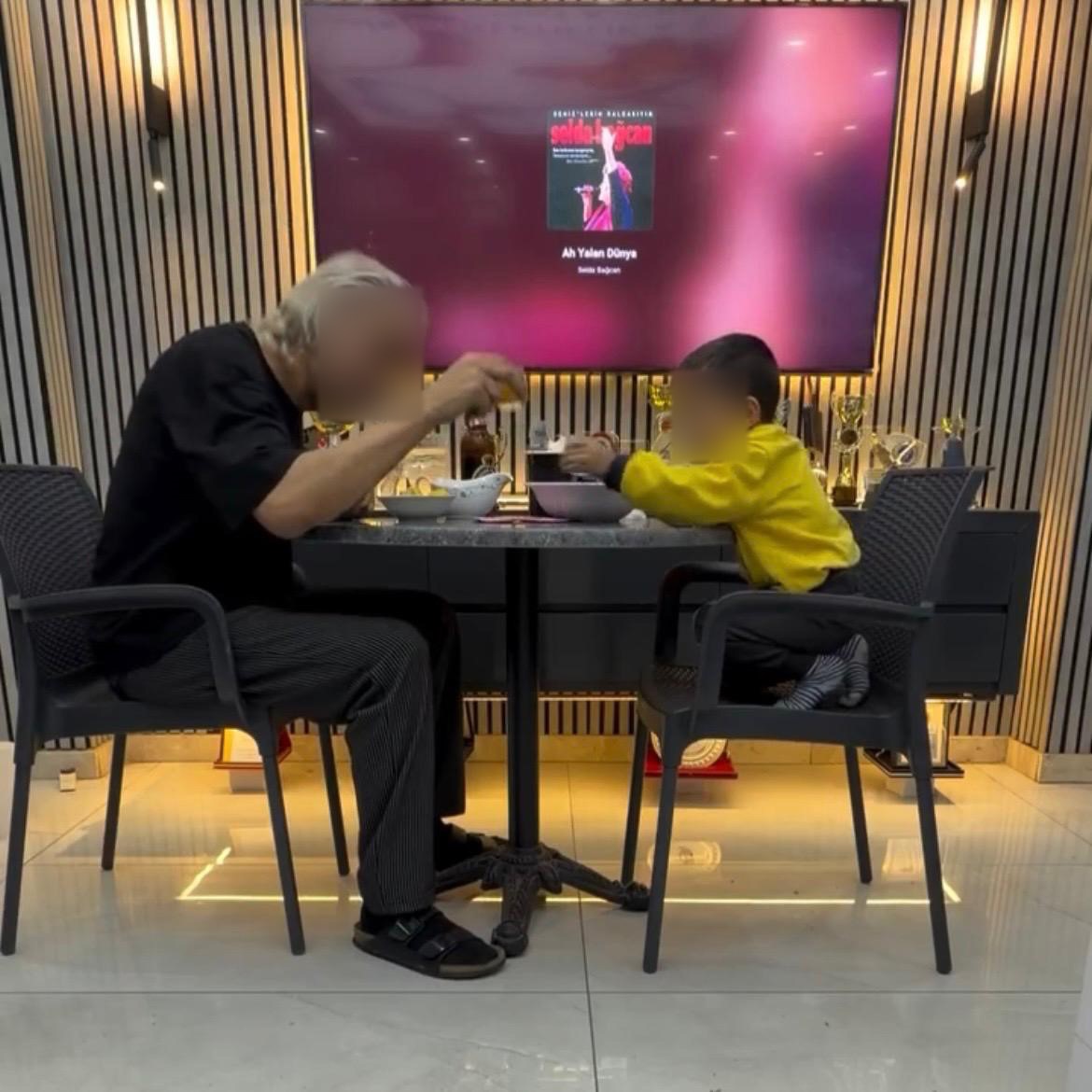 İzmir’de 3 yaşındaki oğlunu alkol masasına oturtan baba gözaltına alındı