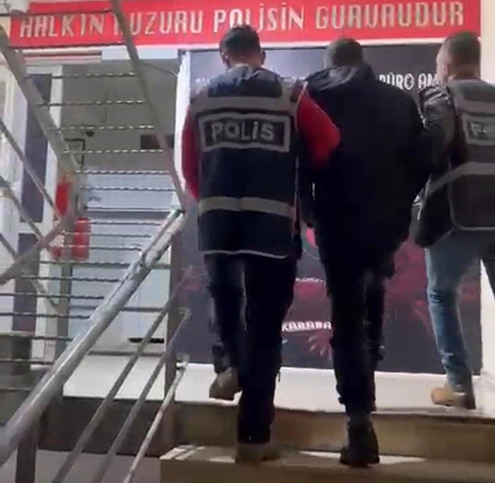 İzmir’de 31 yıl hapisle aranan hükümlü hurda aracın bagajında yakalandı