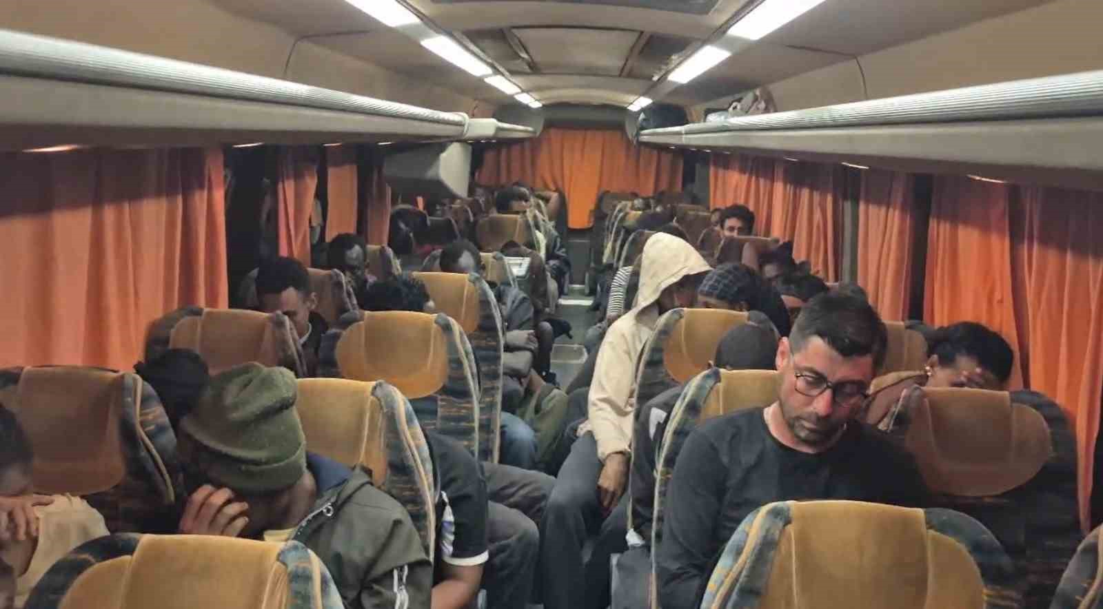 İzmir’de 36 düzensiz göçmen ve 1 göçmen kaçakçısı yakalandı