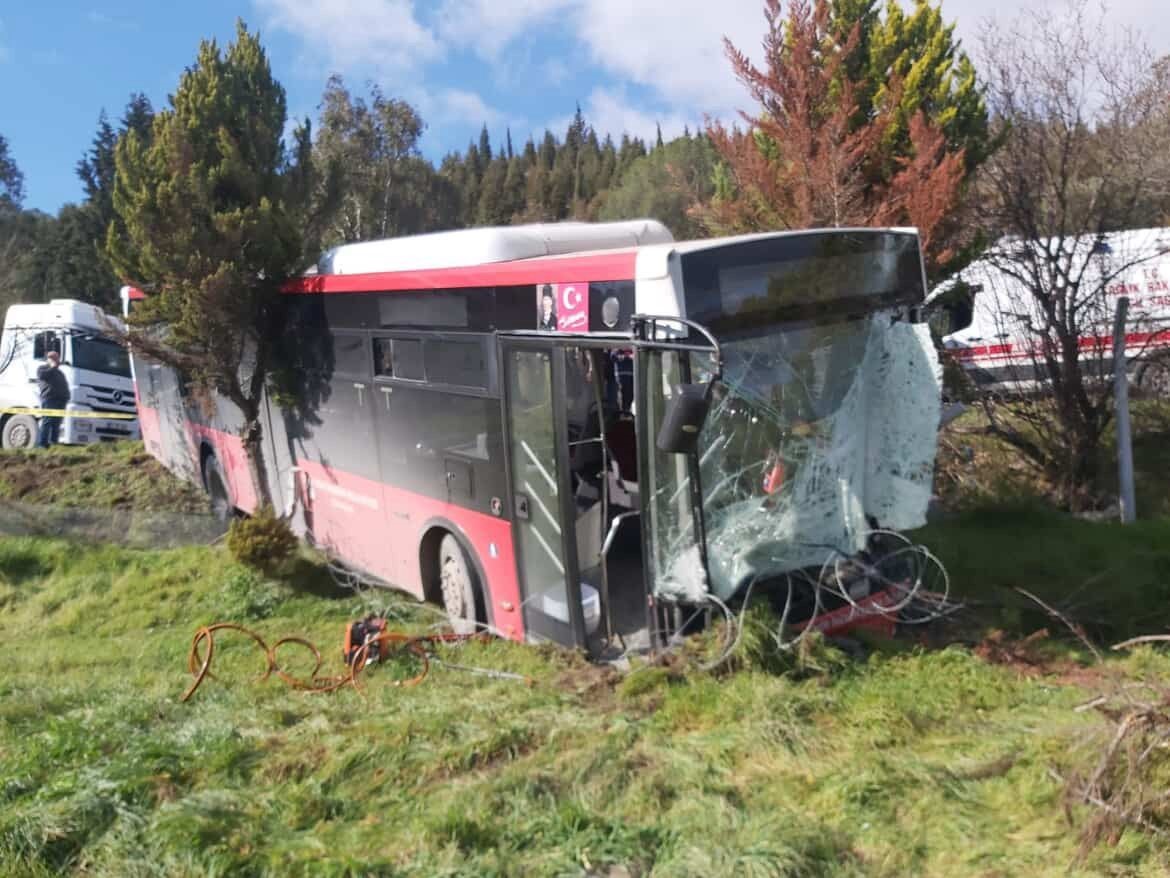 İzmir’de belediye otobüsü ile panelvan çarpıştı: 1 ölü, 8 yaralı