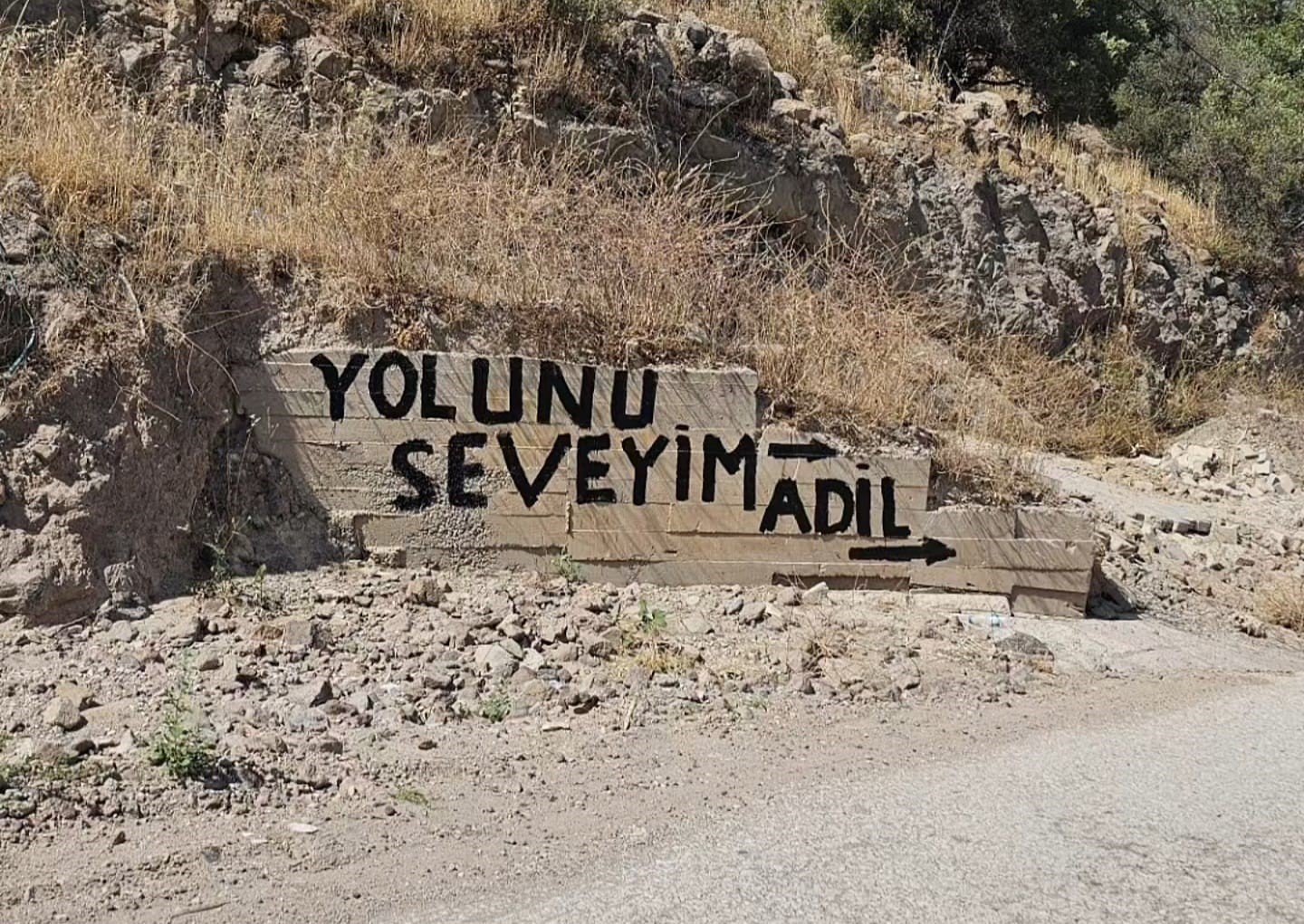 İzmir’de bozuk yol isyan ettirdi, vatandaş çileyi duvarlara yazdı
