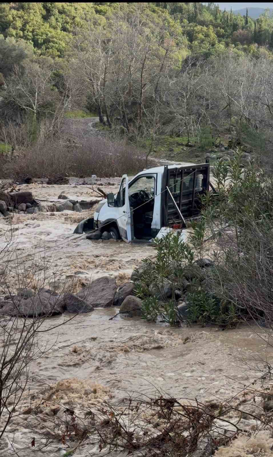 İzmir’de derede mahsur kalan 3 kişi kurtarıldı