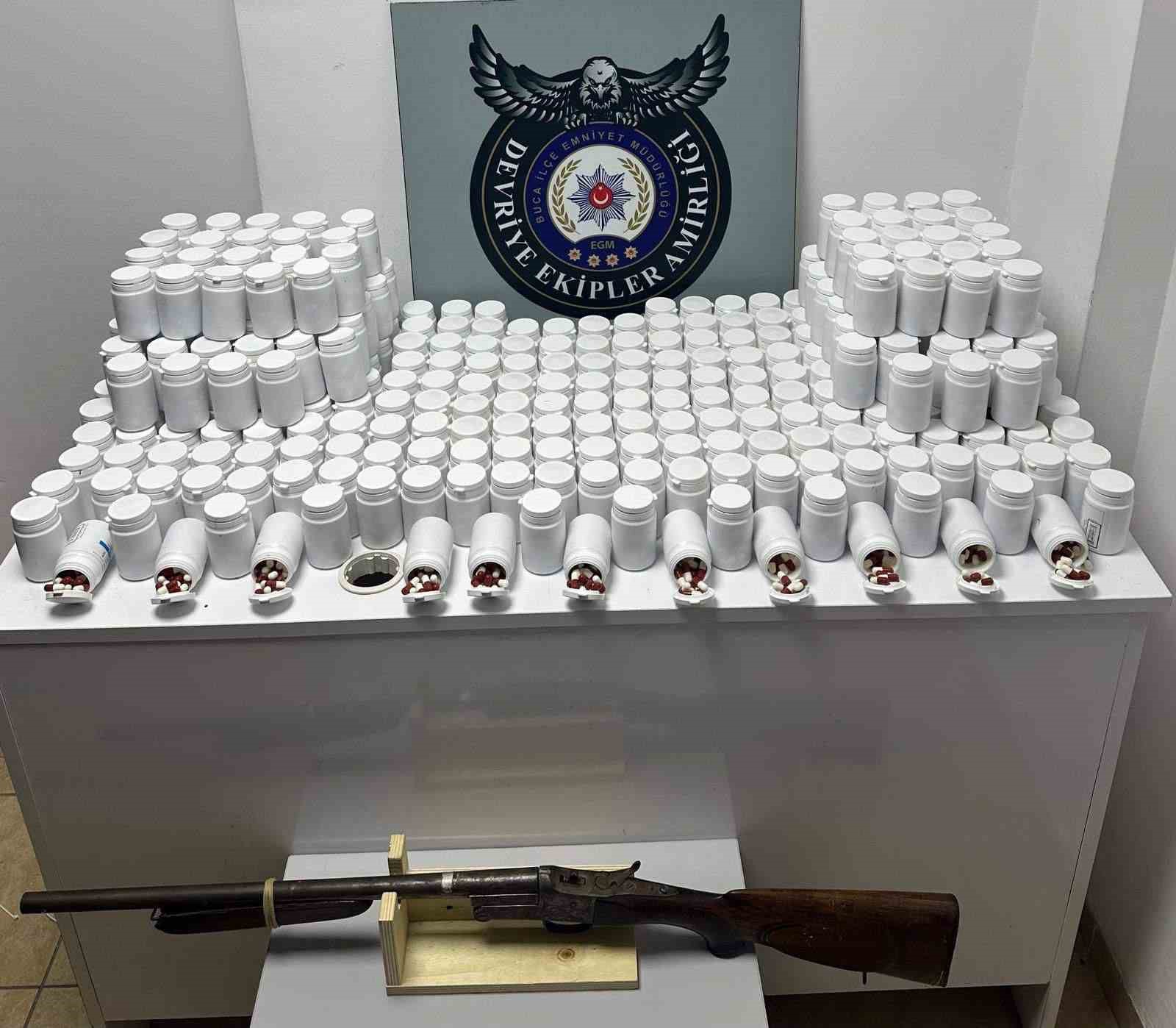 İzmir’de durdurulan araçtan binlerce uyuşturucu hap çıktı