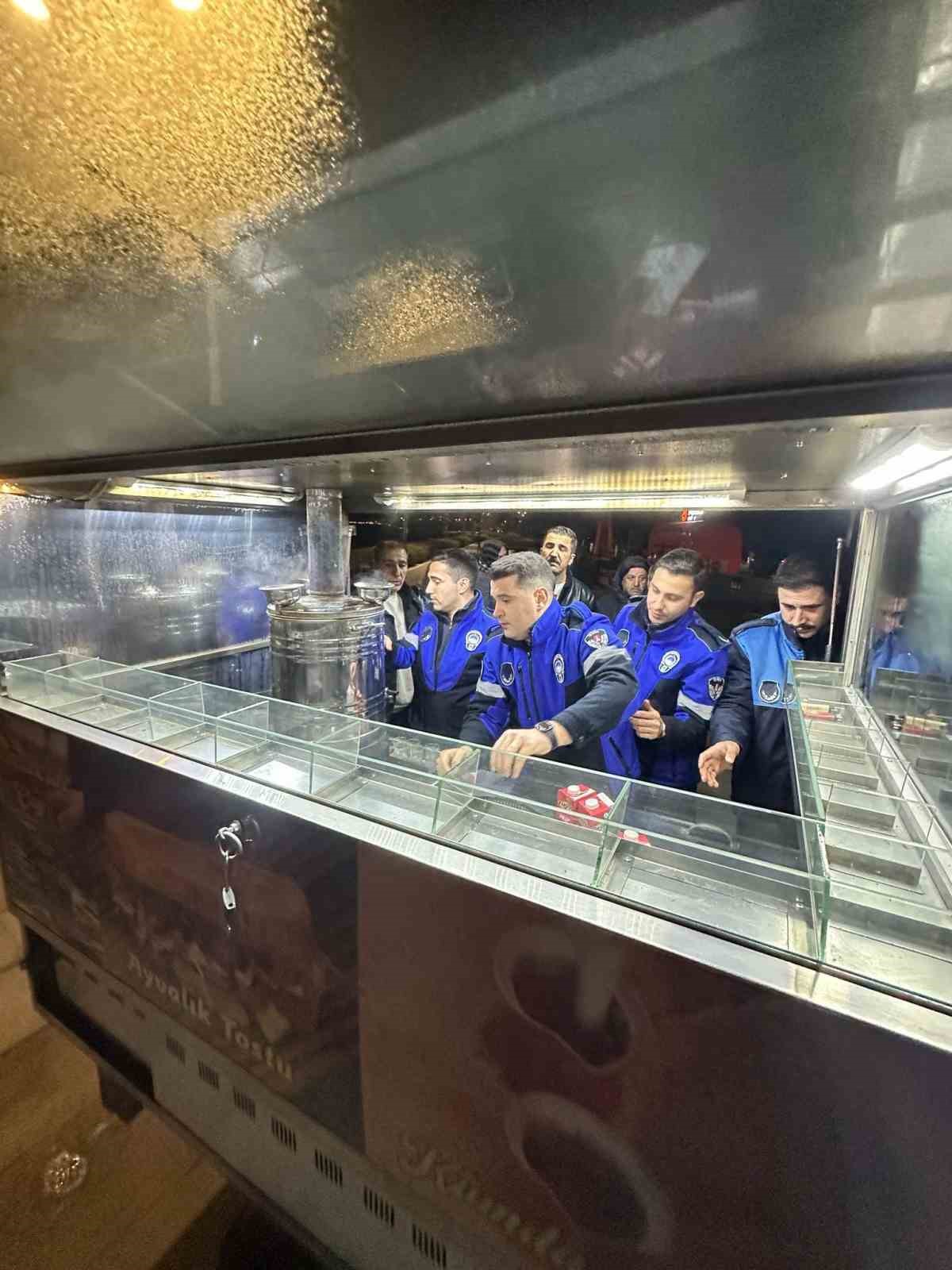 İzmir’de iki bardak çayı 300 liraya satan satıcıların malzemelerine el konuldu