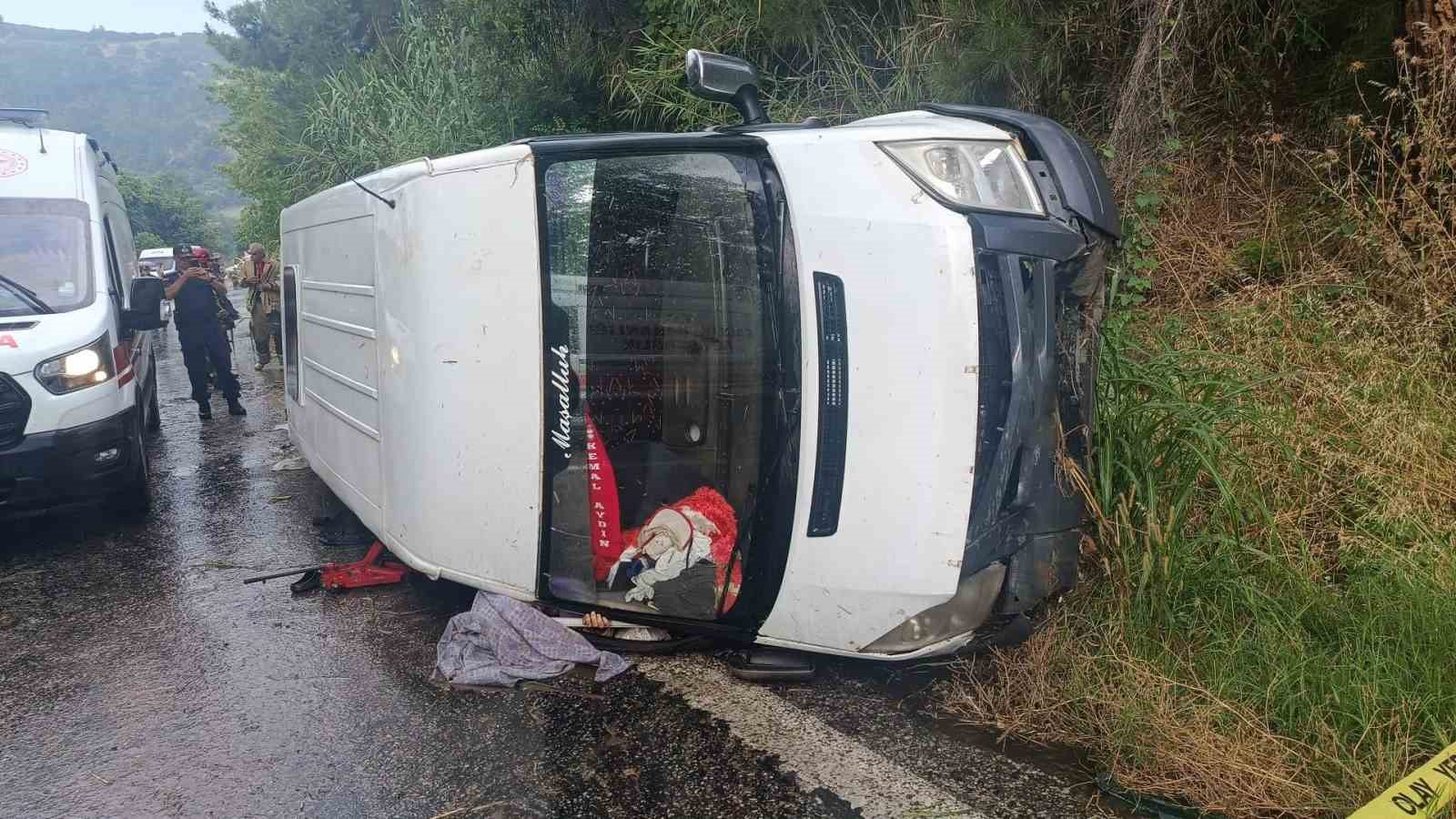 İzmir’de işçi servisi devrildi: 1 ölü, 2’si ağır 10 yaralı