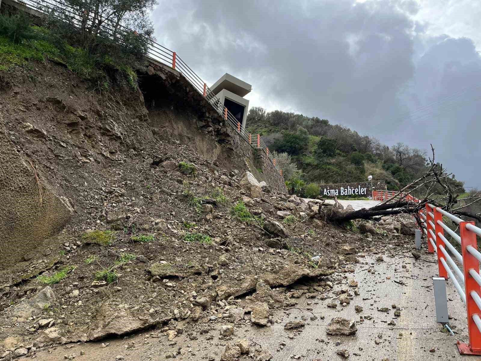 İzmir’de lüks site yolu toprak kayması nedeniyle kapandı