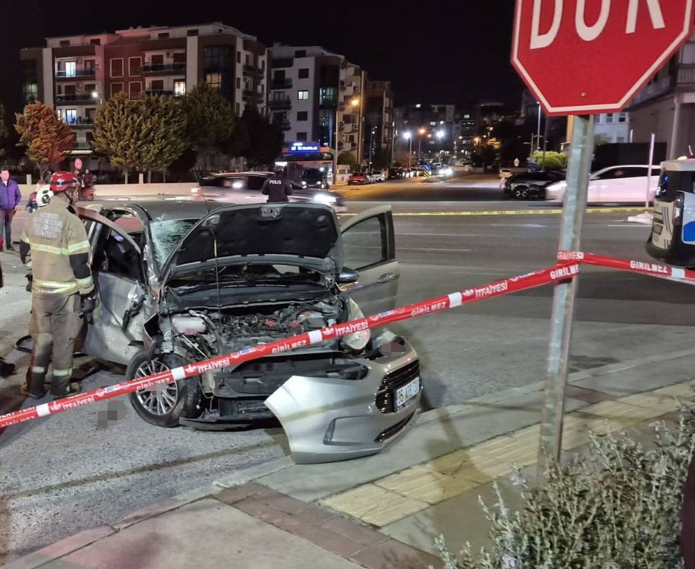 İzmir’de motosiklet ile otomobil çarpıştı: 1 ölü, 2 yaralı