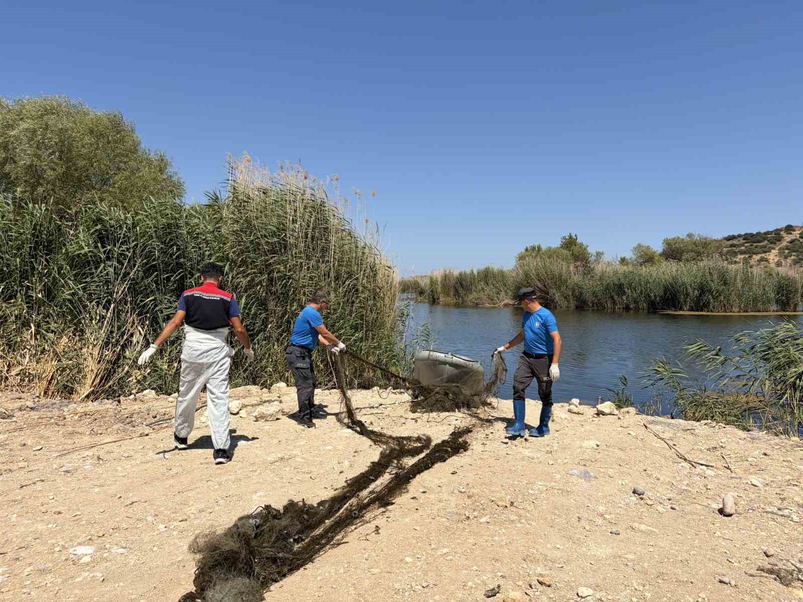 İzmir’de yasa dışı avcılıkla mücadele: 50 metrelik ağ sudan çıkarıldı