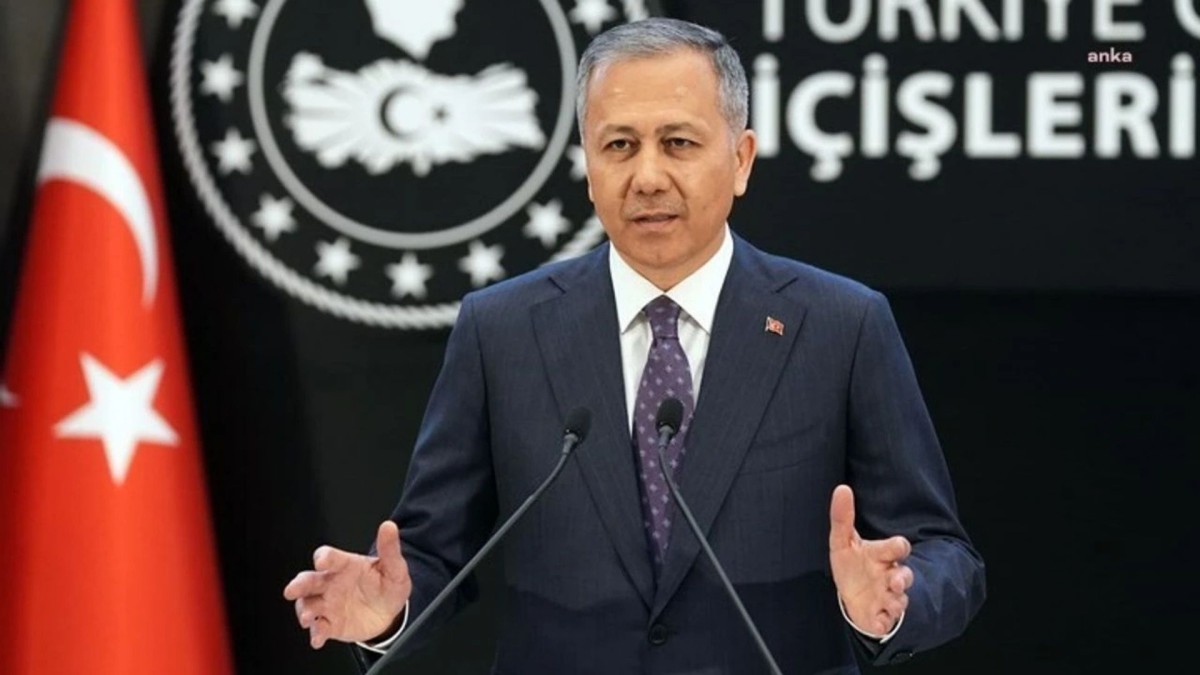 İçişleri Bakanı Yerlikaya: Kırmızı bültenle aranan 8, ulusal seviyede aranan 1 suçlu Türkiye'ye iade edildi