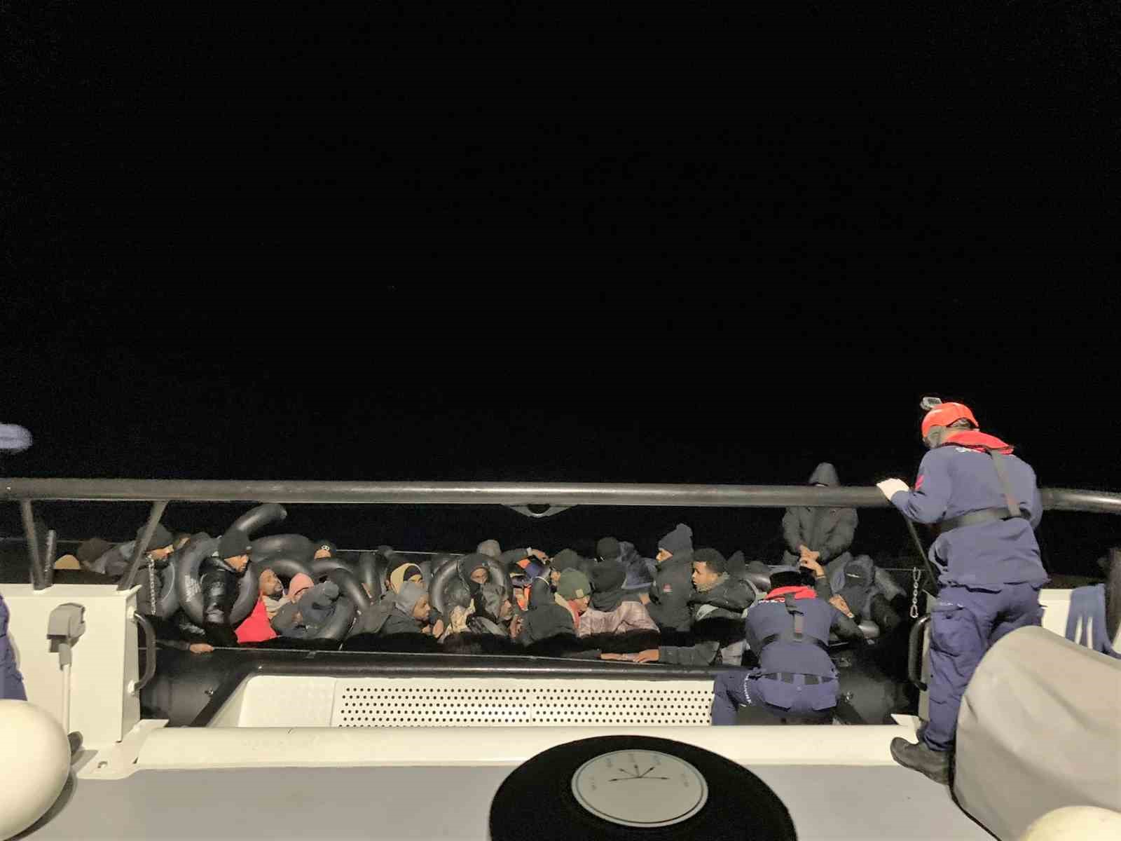 İzmir açıklarında göçmen mesaisi: 44 yakalama, 18 kurtarma