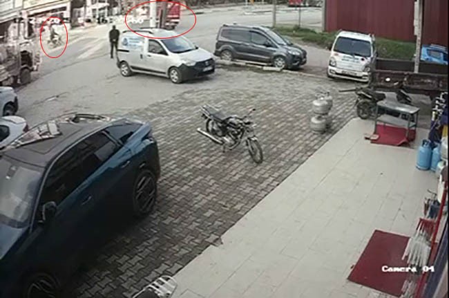 İzmir’de feci kaza kamerada: Lise öğrencisi genç yaşam mücadelesi veriyor