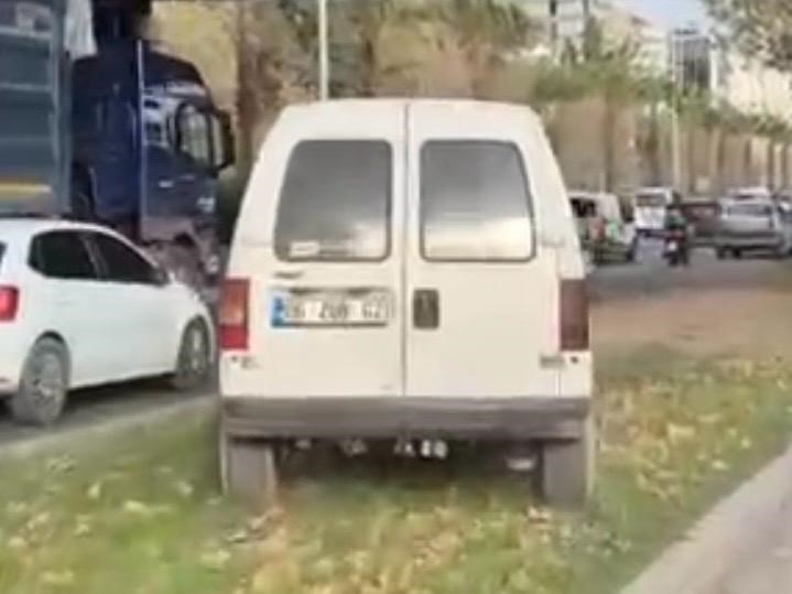 İzmir’de orta refüjü kullanan sürücüye ceza yağdı