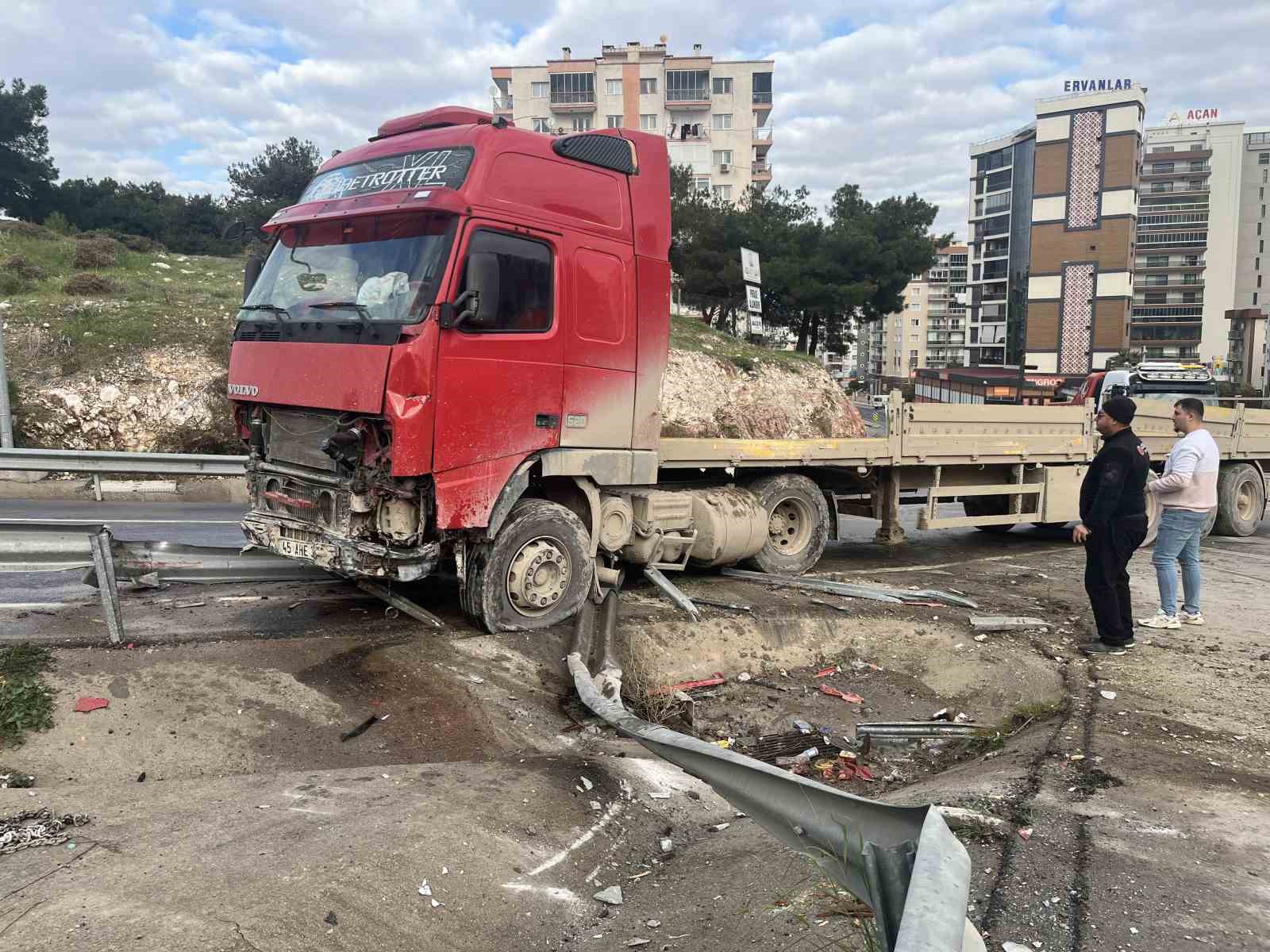 İzmir’de tır bariyerleri aşıp karşı şeride geçti