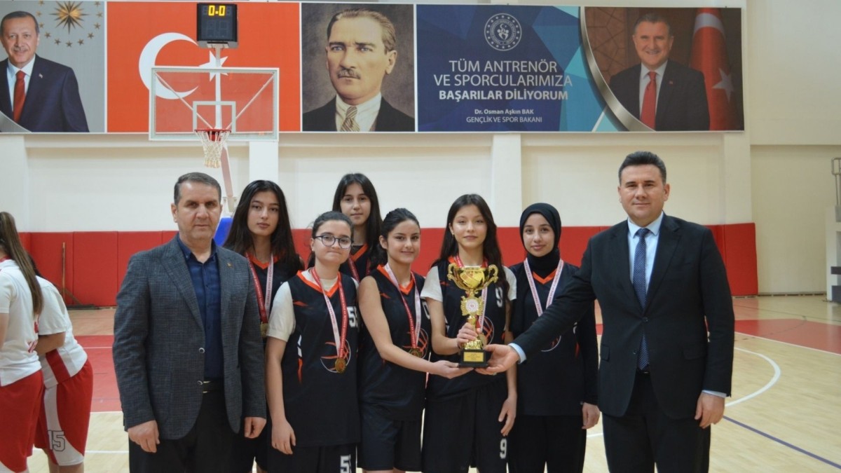 Kahta Gençlik SK, U-18 Kızlar Basketbol İl Birincisi oldu
