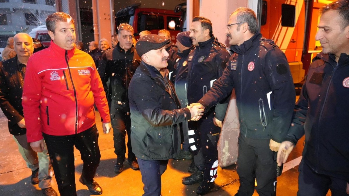 Kar mesaisindeki belediye ekiplerine protokolden yılbaşı ziyareti  - Videolu Haber