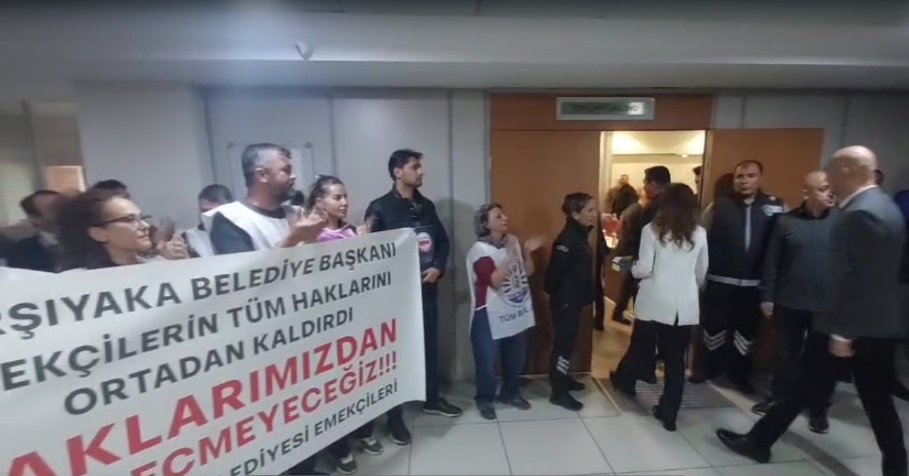 Karşıyaka’da memurlardan meclis girişi Başkan Ünsal’a alkışlı protesto