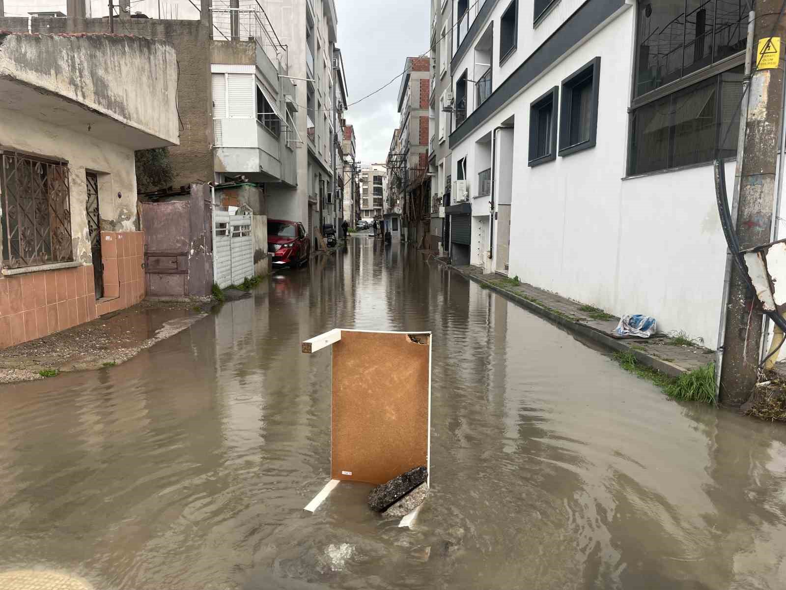 Karşıyaka’da sağanak sonrası sokaklar göle döndü