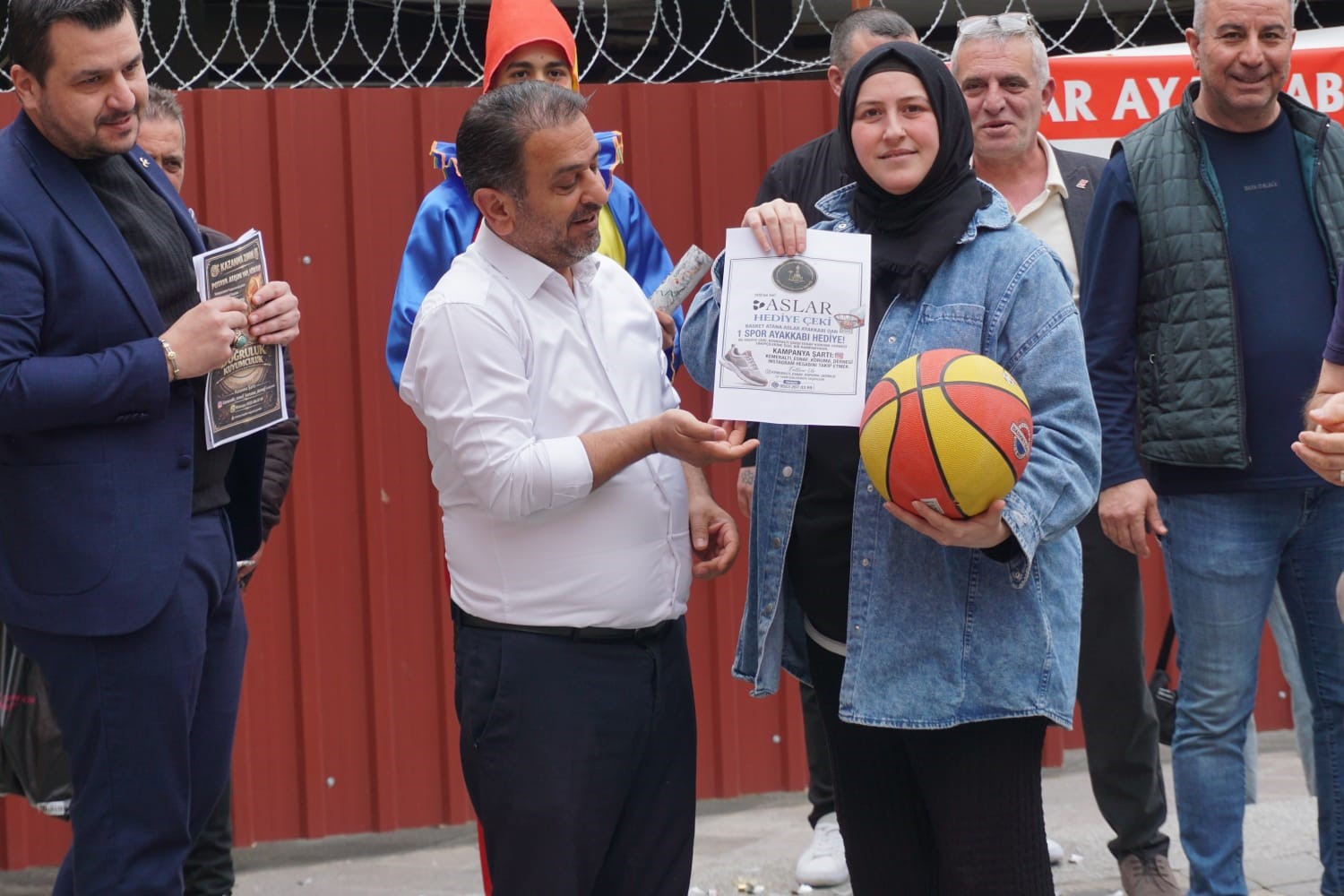 Kemeraltı’nda gram altın ödüllü basketbol etkinliği