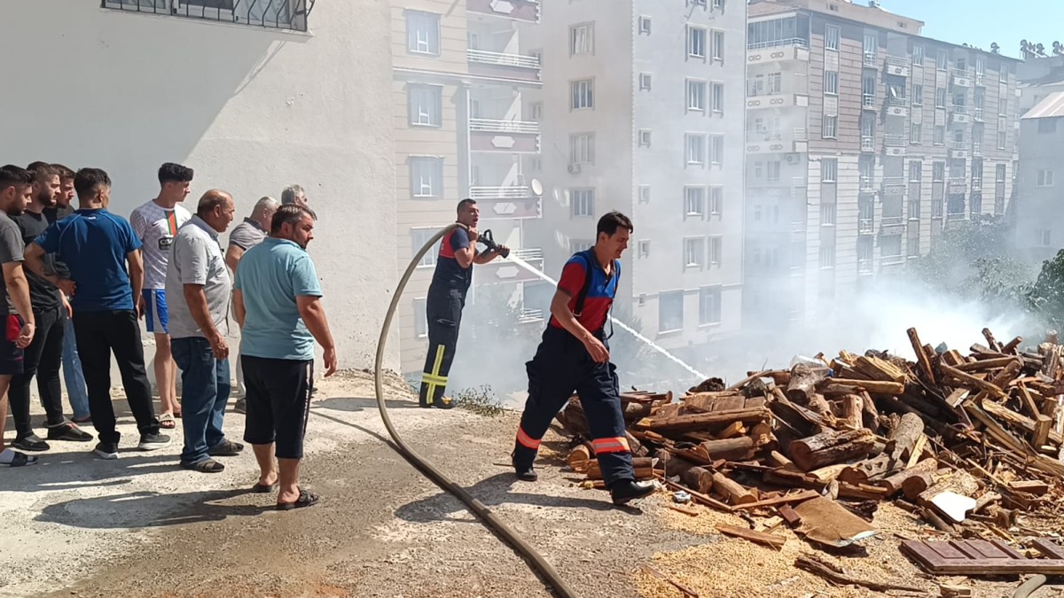 Odun dolu arazide korkutan yangın  - Videolu Haber