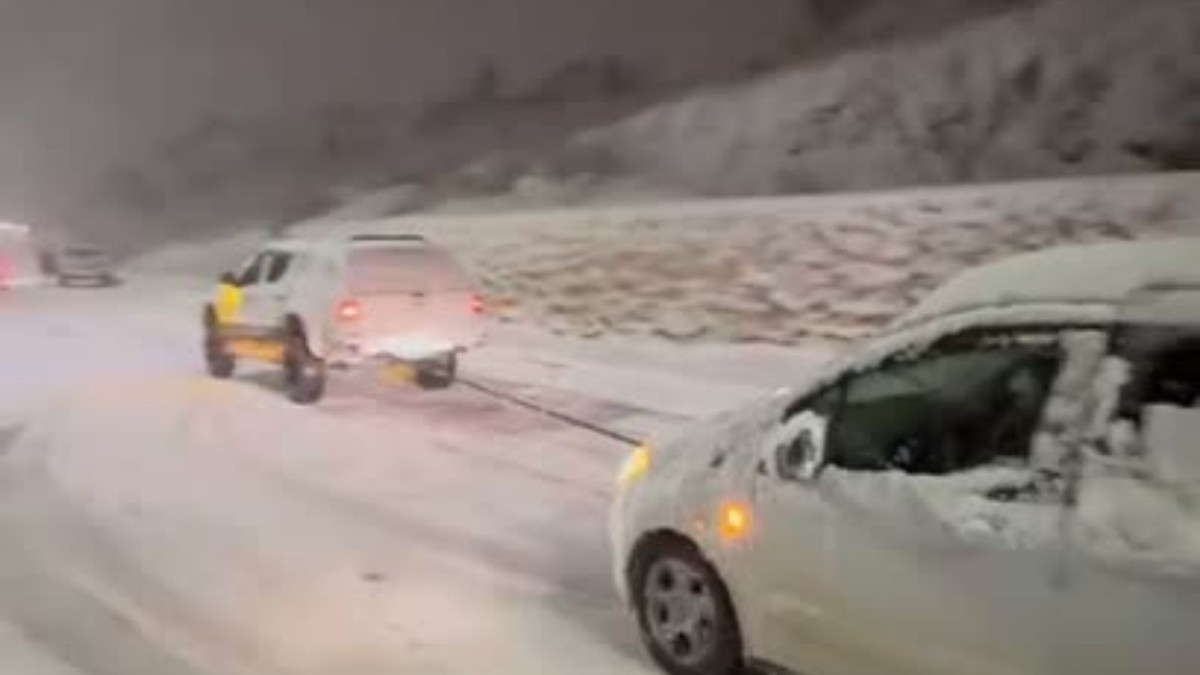 Perre Off-Road Kulübü sahada: Karda mahsur kalan onlarca araç kurtarıldı  - Videolu Haber